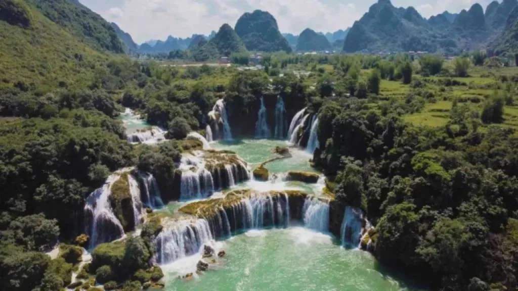 Ban-Gioc-Waterfall-Vietnam-and-China-Tallest-Waterfalls-in-the-World