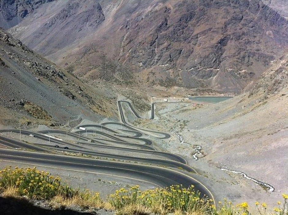 Los-Caracoles-Pass-Chile-Most-Dangerous-Roads-In-The-World